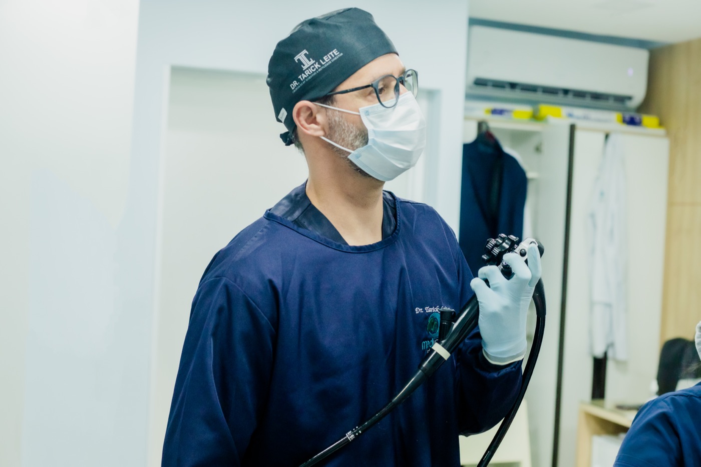 Dr. Tarick Leite no consultório da Clínica Medinova
