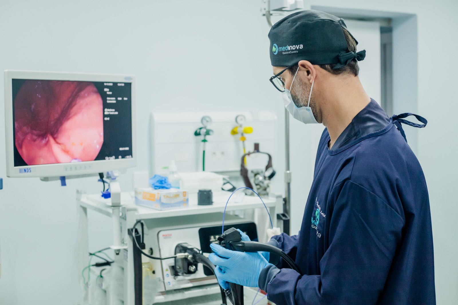 Dr. Tarick Leite durante procedimento endoscópico